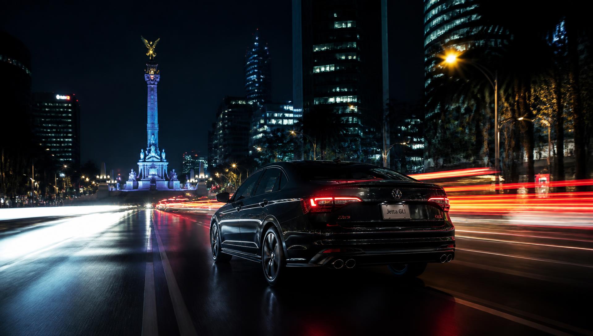 Vehículo circulando por la Ciudad de México de noche